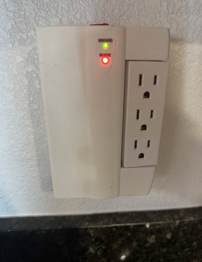 Side Socket SS-2 Wall Socket 6 Outlet Surge Protector w Swivel Sockets Pre-Owned