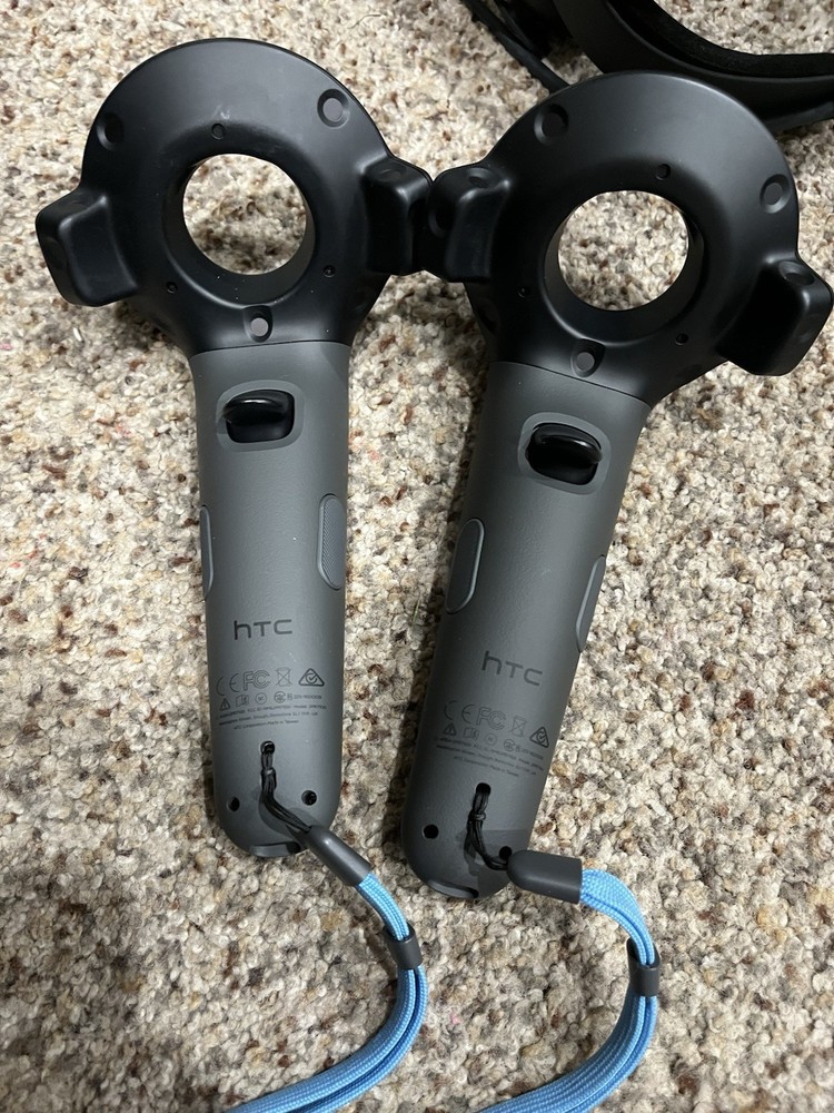 HTC Vive VR Headset + 2 Controllers + Hyperkin Hard Case - Good Condition!