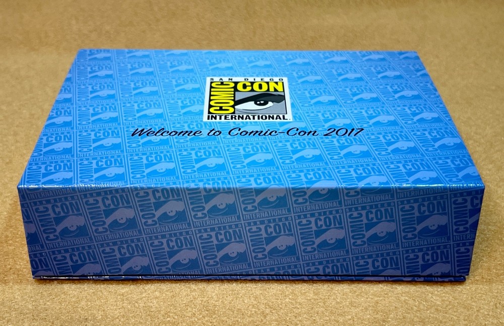2017 SDCC COMIC-CON Box, Badge & “CC Eye” Pin, Walking Dead