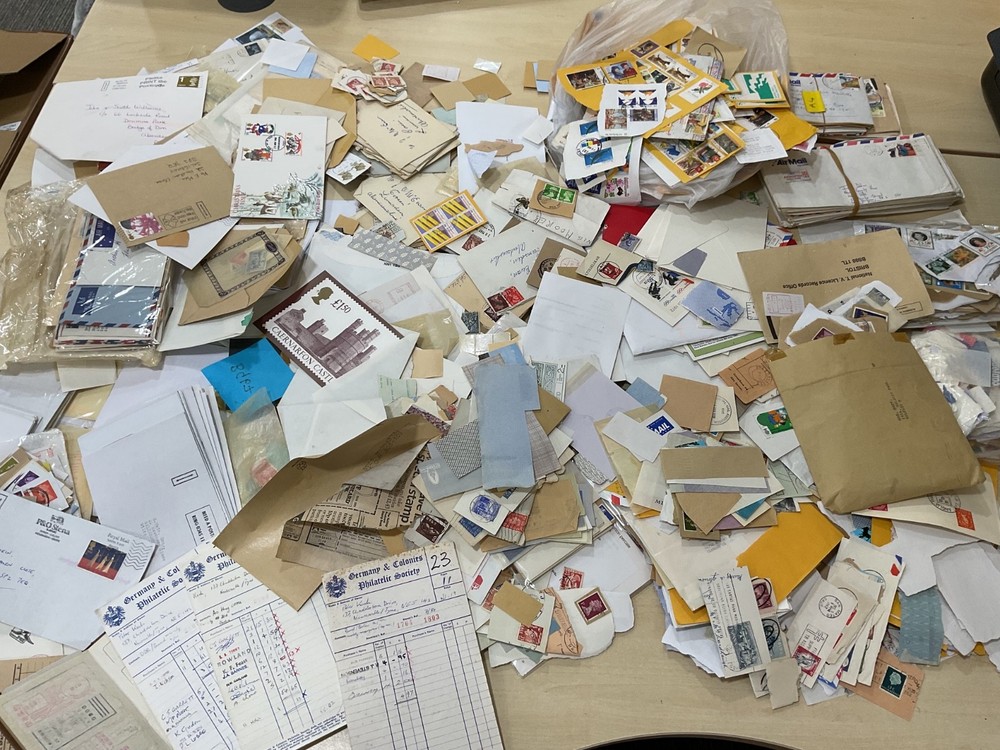 Philatelic material clearance box - mixture. 5kg DG4