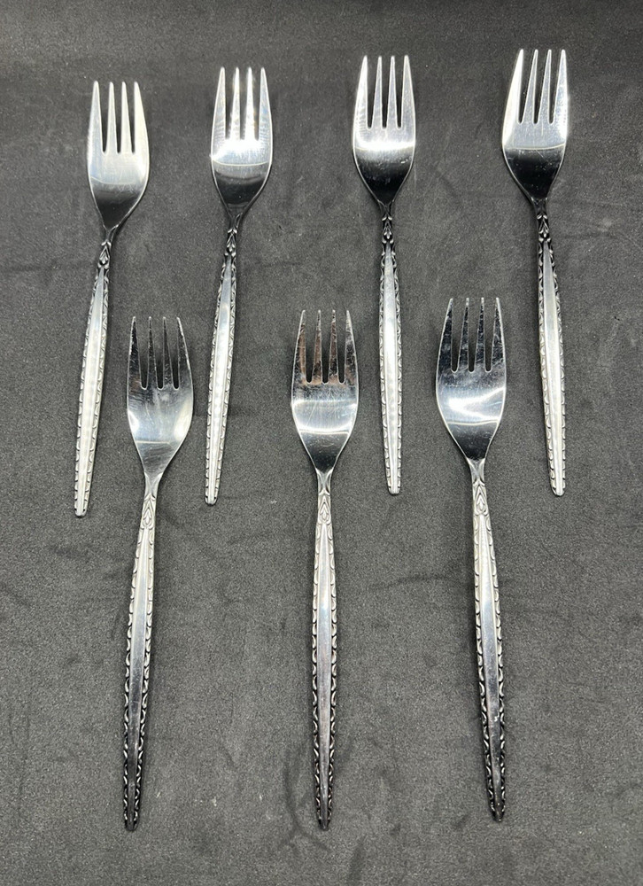 35 piece Oneida Community Venetia Stainless Steele Flatware Set