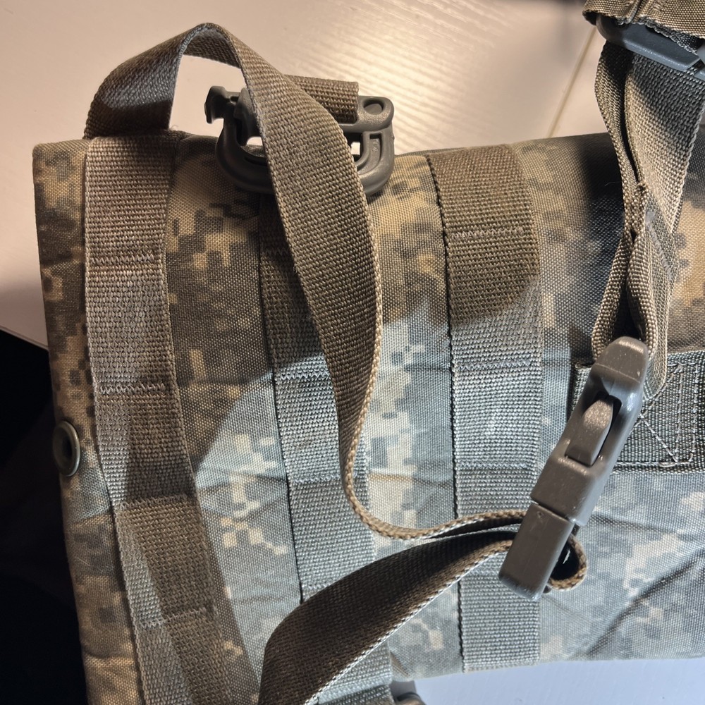 Molle II Hydration System Carrier WITH 100oz/3L Bladder ACU