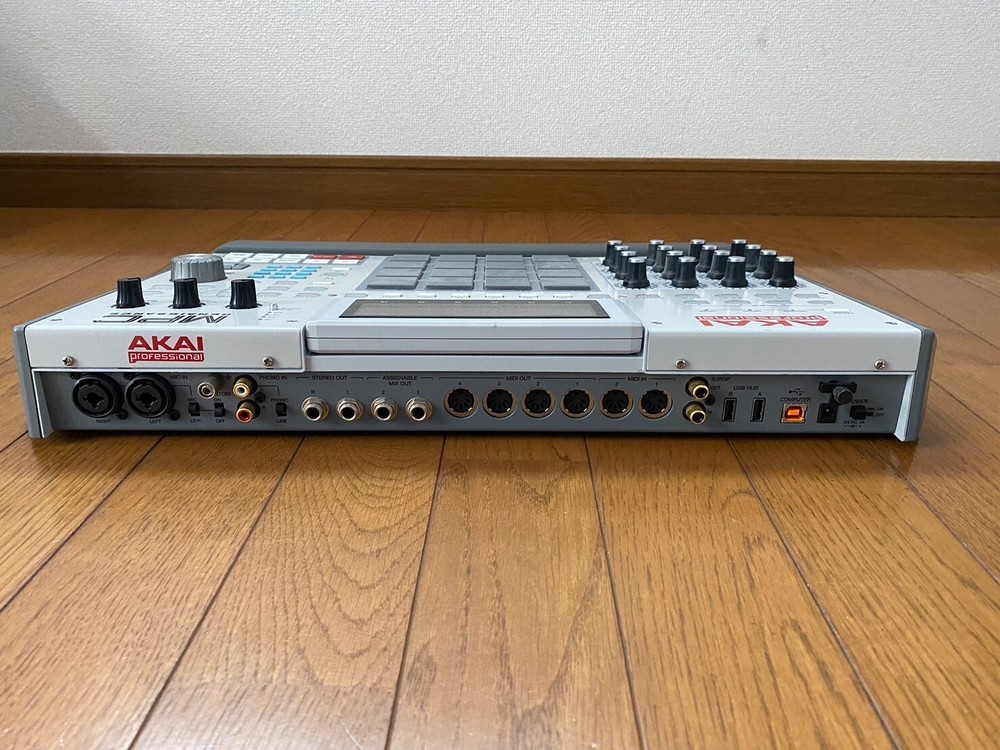 AKAI MPC RENAISSANCE Samplers Sequencers Professional MIDI Controller Working