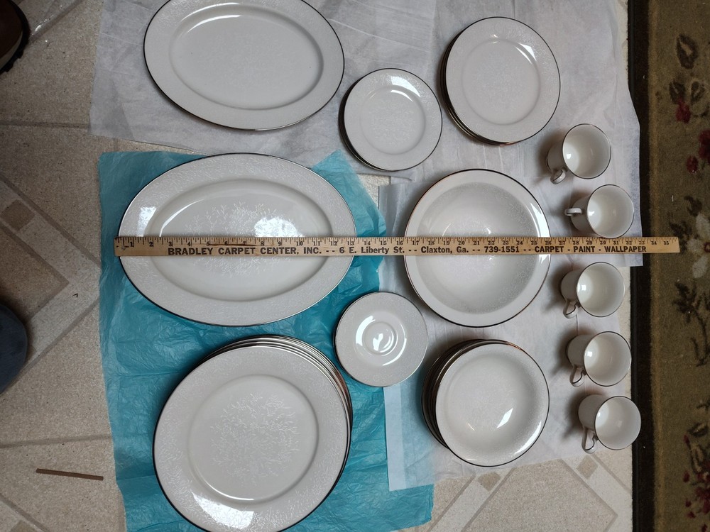Noritake Porcelain China, Affection Pattern