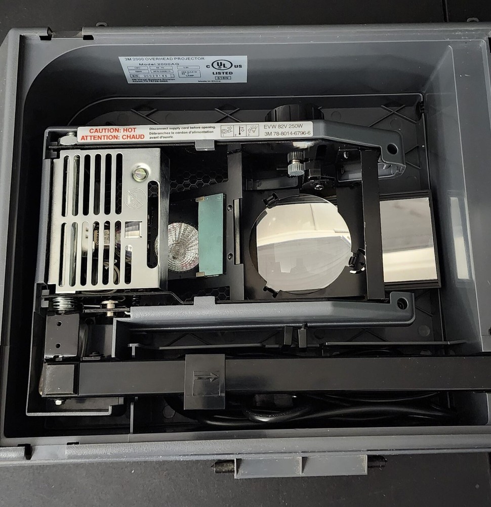 3M Visual Systems 2000 AG Portable Overhead Transparency Projector