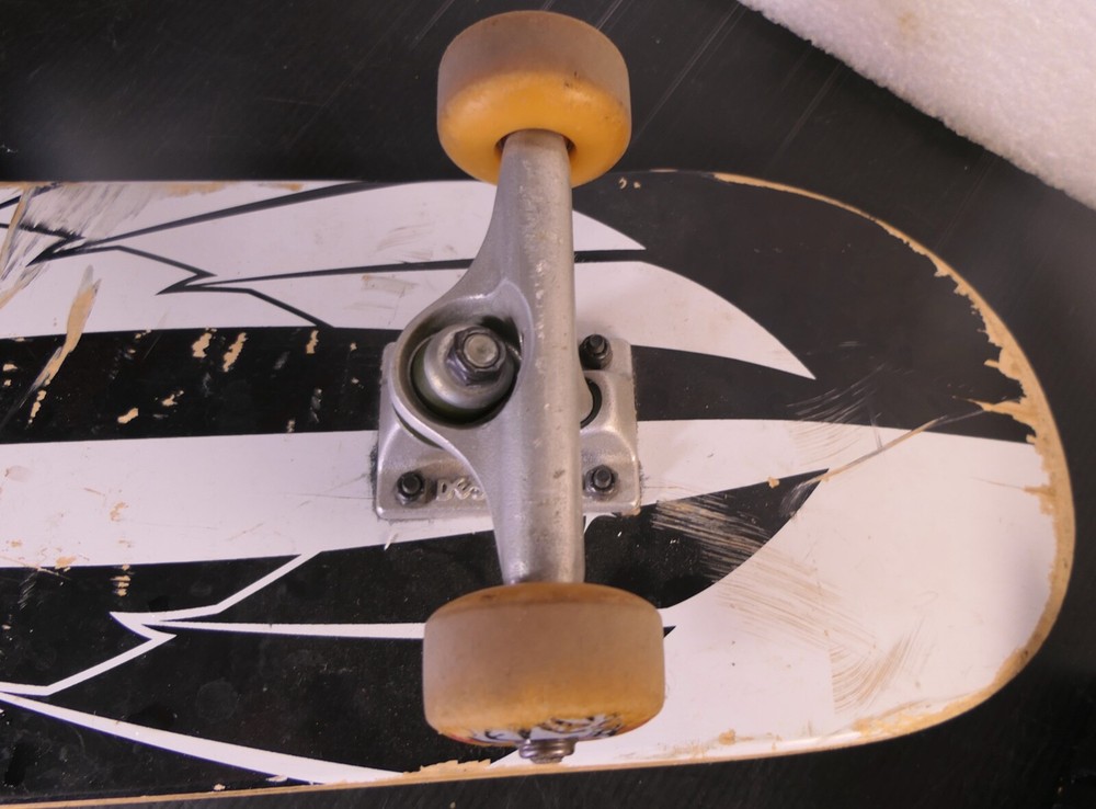 DARKSTAR ARMOR LIGHT WHITE & BLACK SKATEBOARD