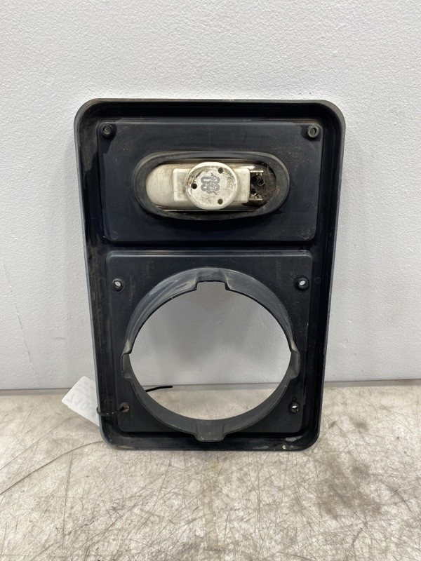 2000 Mack LE613 Light Bezel (710-10406)