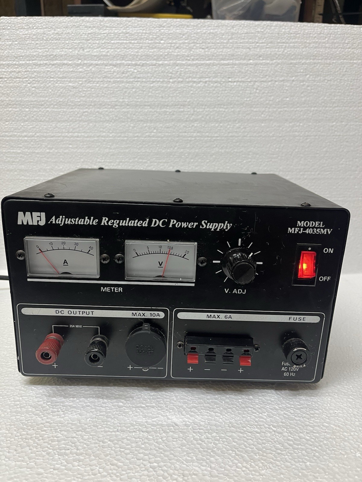 MFJ Enterprises MFJ-4035MV Adjustable Ham Radio Power Supply 0-15 V 30 Amp Works