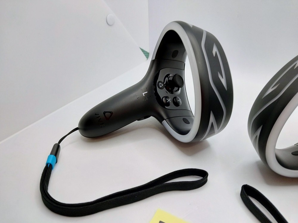 HTC Vive Cosmos PAIR Replacement OEM Left And Right Controller 2Q3Z200 2Q3Z100