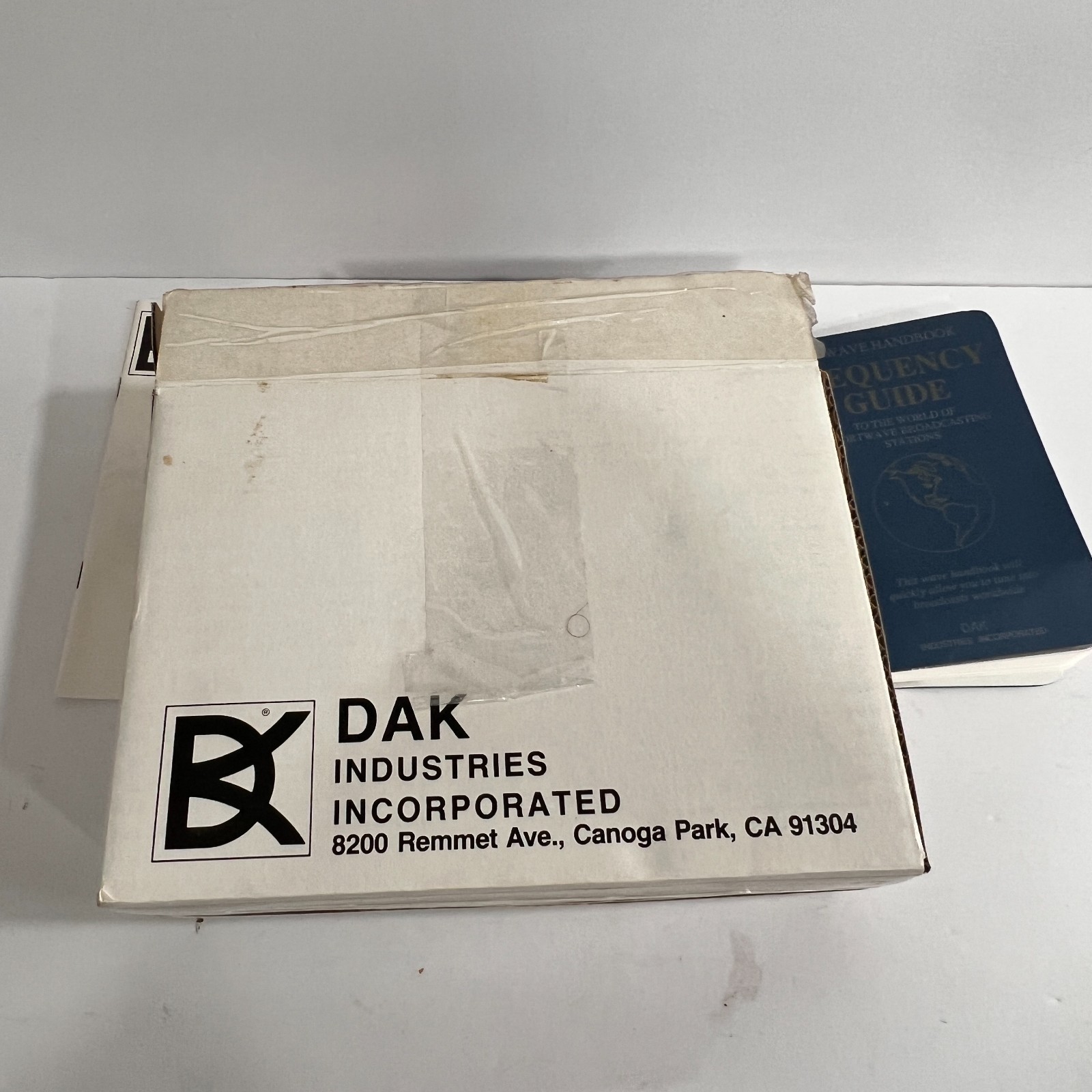 DAK MR-101s PLL Synthesized World Band Receiver FM/MW/SW1/SW2 w/Frequency Guide