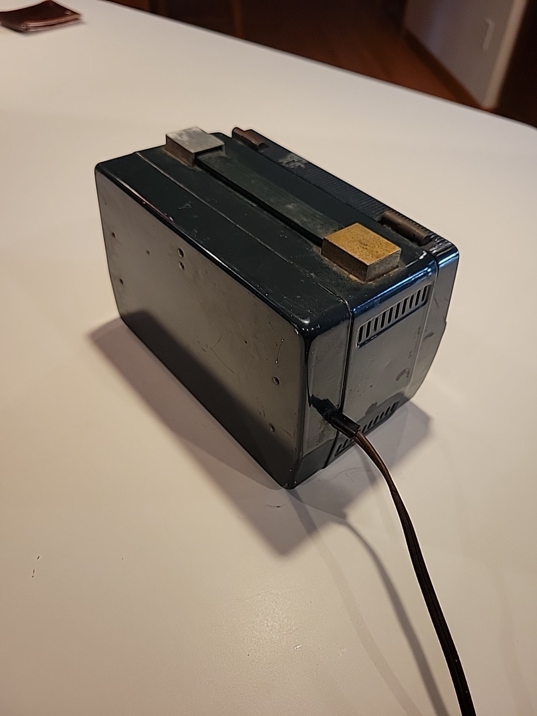 Vintage Motorola Model Green with Gold Flip Up Vintage Tube Radio 52M1U - AS-IS