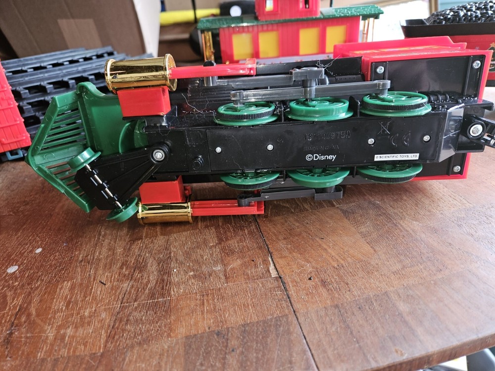 DISNEY G SCALE CHRISTMAS TRAIN - Untested