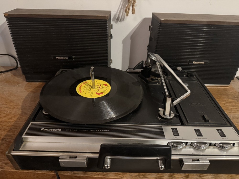 Panasonic SG-635 portable solid-state stereo phonograph