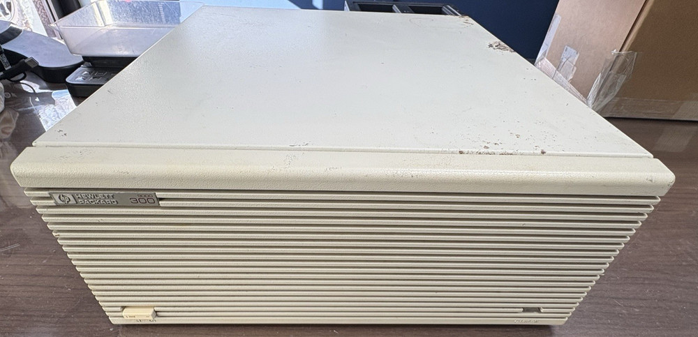 HP 9000/300 Hewlett Packard Workstation Computer **TURNS ON**
