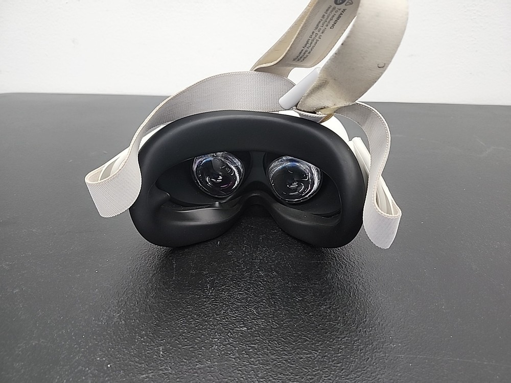 Meta Oculus Quest 2 128GB Standalone VR Headset - White (Damaged Headstrap)