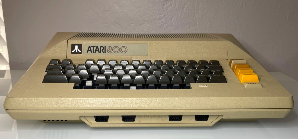 Atari 800 Home Computer with 48K RAM & Guide/Instructions - Missing Keycaps 💻