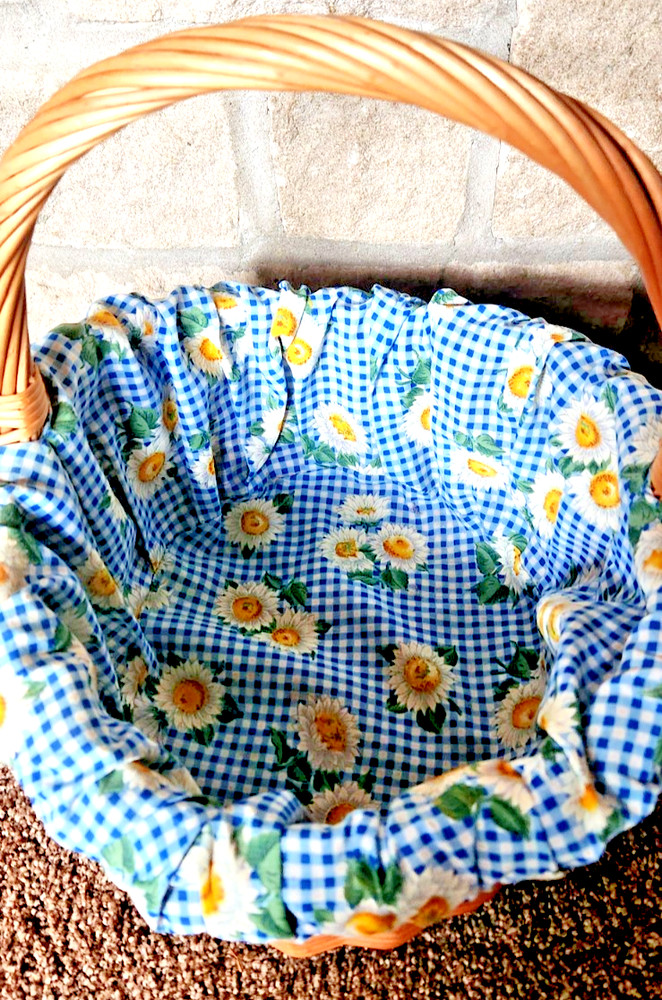 Pretty Wicker Basket with Blue Gingham Liner & Daisy Pattern 11" Round