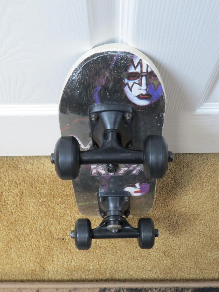 KISS 17 INCH MINI SKATEBOARD OFFICIAL SEALED 2011