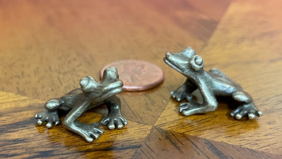 Solid BRASS FROG figure SET OF  2   ( shadow box figure)  NEW