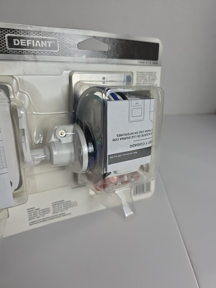 DEFIANT Daylight Adjusting Indoor Digital Timer Motion Sensor 1000015589 **NEW**