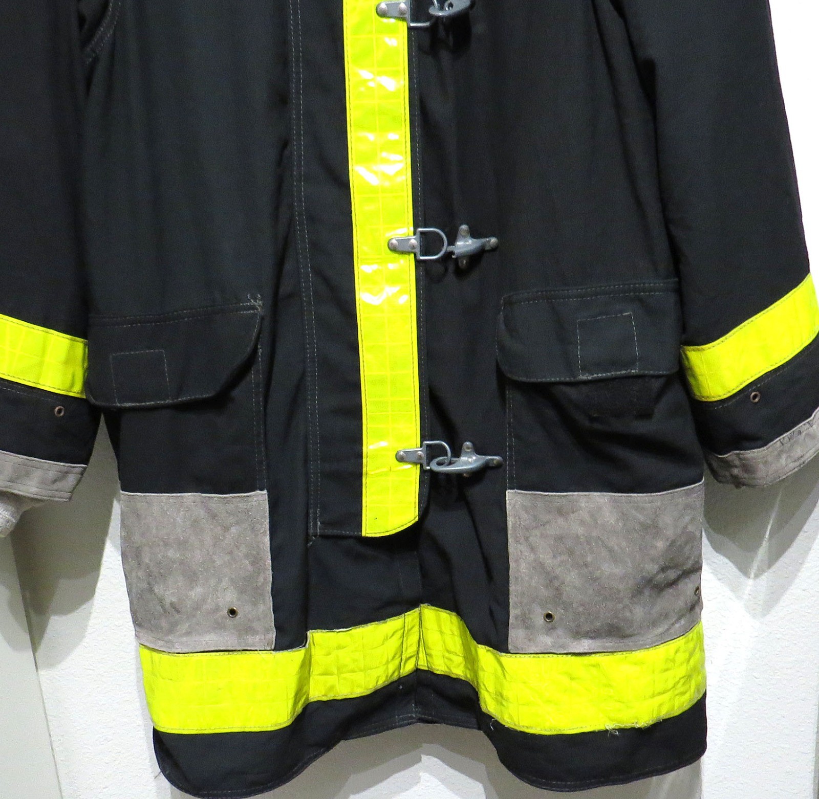 vtg Cairns & Brother 1986 BLACK TURNOUT Coat MED 40 Nomex 80s Fireman Reflectors