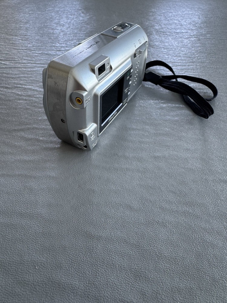 Fujifilm FinePix A607 Compact Digital Camera 6MP - Untested.