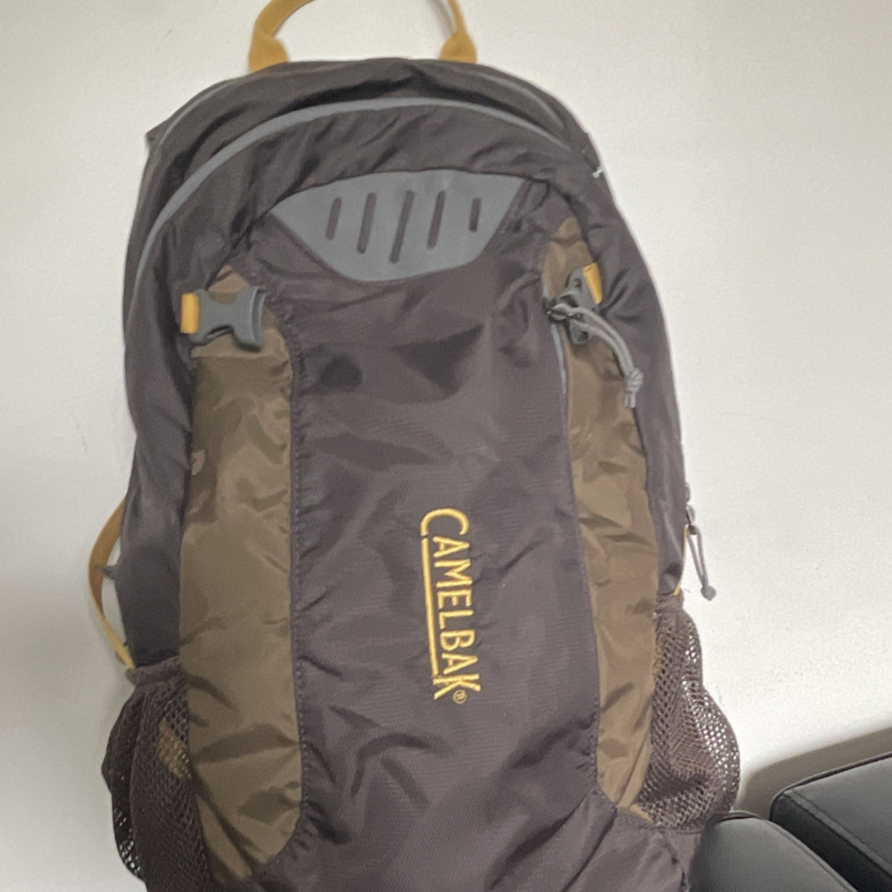 CamelBak Elixir 15L Hiking Daypack Medium Nylon, 4 Pockets, Zip, Brown/Gray