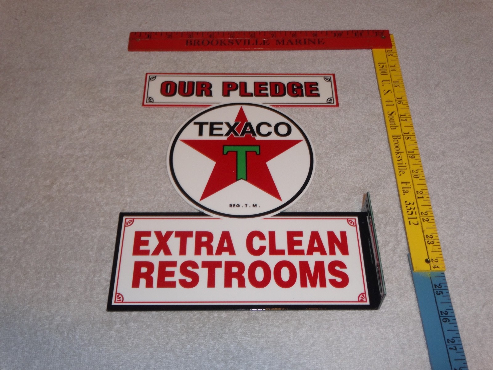 VINTAGE TEXACO OUR PLEDGE CLEAN RESTROOMS 11 3/4" METAL GASOLINE OIL FLANGE SIGN