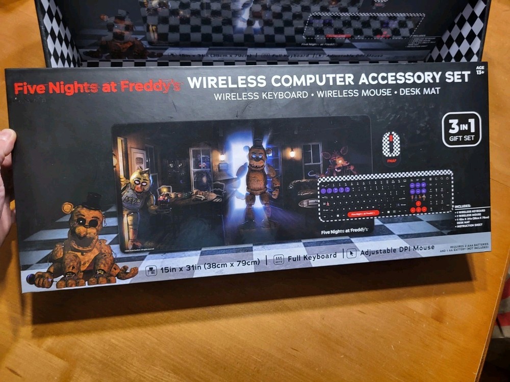 Five Nights at Freddy's Wireless Computer Accessory Set Keyboard Mouse Desk Mat