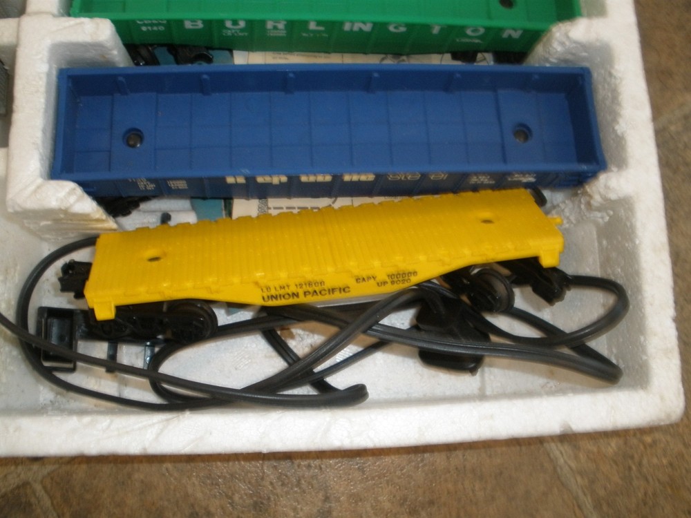 VINTAGE LIONEL BLACK DIAMOND EXPRESS TRAIN SET IN BOX (UNTESTED)