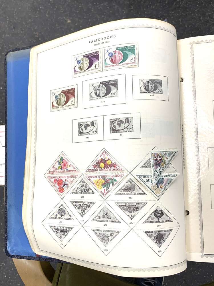 Minkus Supreme Global Album to 1975 Cam to Fin with 1,330 Stamps Nice Binder |