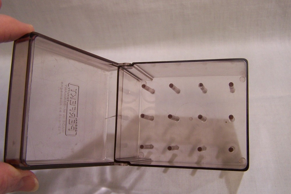 PLASTIC STORAGE SPOOL THREAD BOX WITH HINGED LID