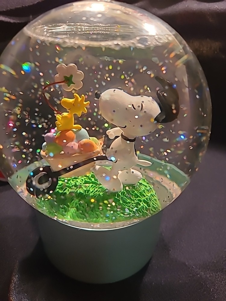 Snoopy Easter LIGHT UP Water Globe Snow Globe Please Read