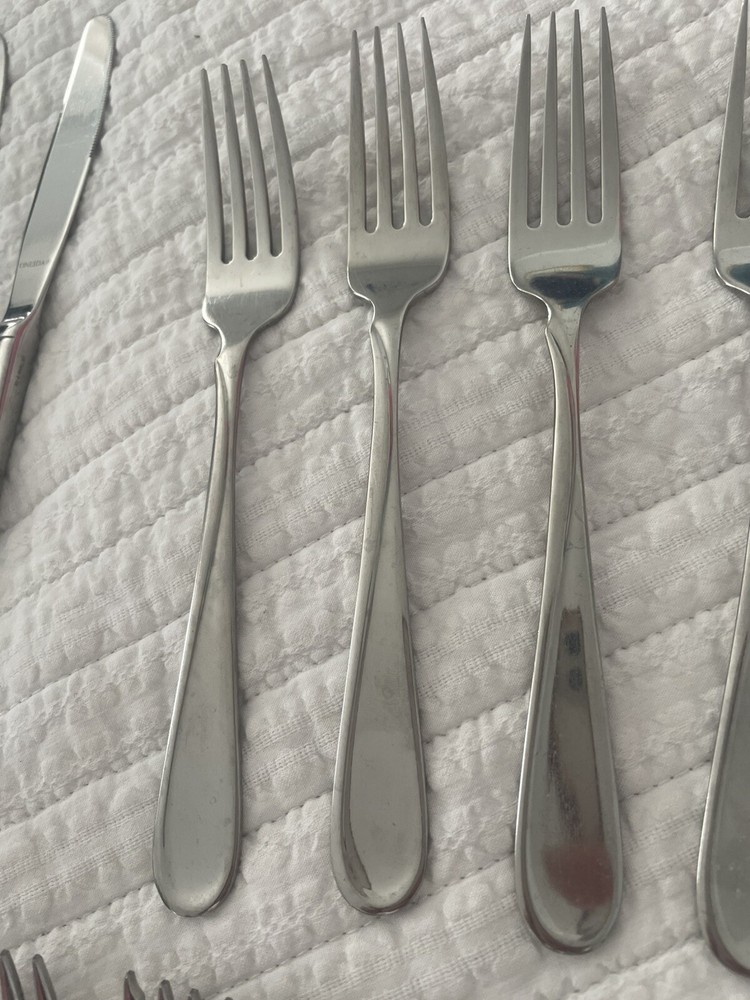 18 Pc Oneida Flight Glossy Stainless Flatware USA Service For 4