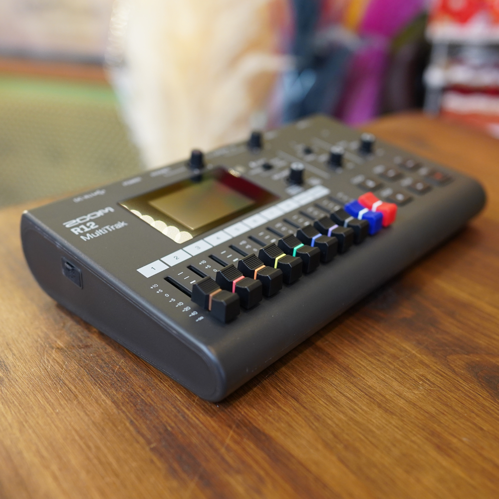 ZOOM R12 8track Multi Track Recorder with 2.4-inch Touch Screen