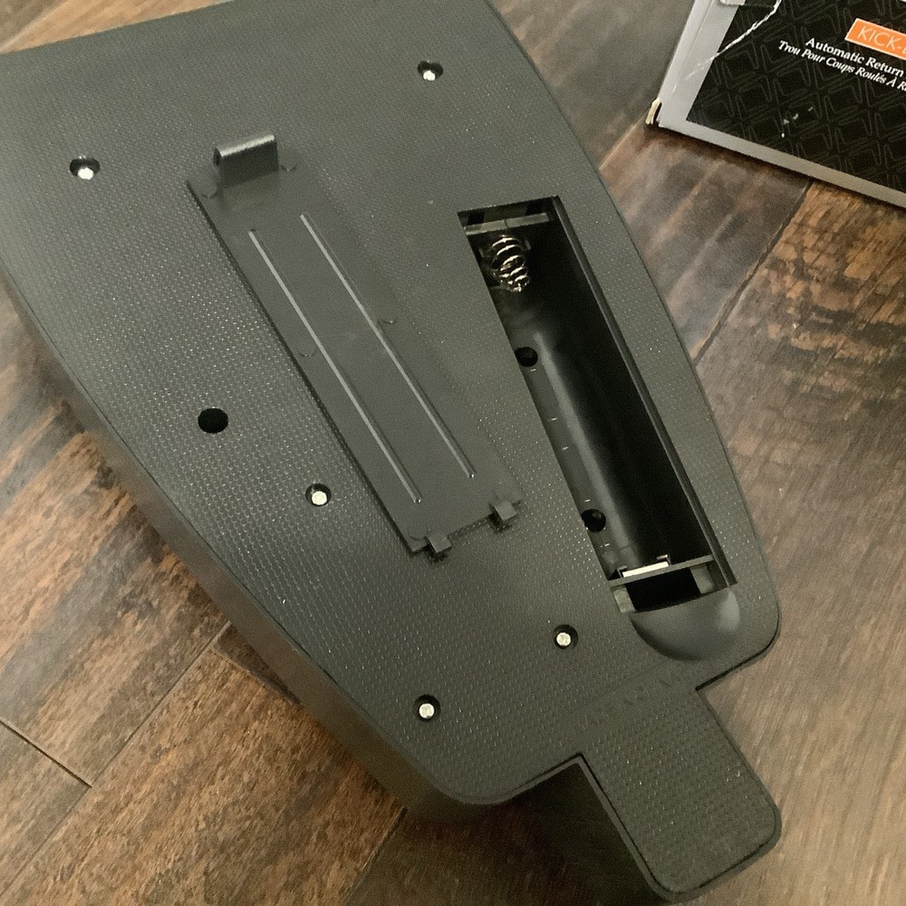 Callaway Kick-Back Automatic Ball Return Putting Golf Cup / Includes 3 New Balls