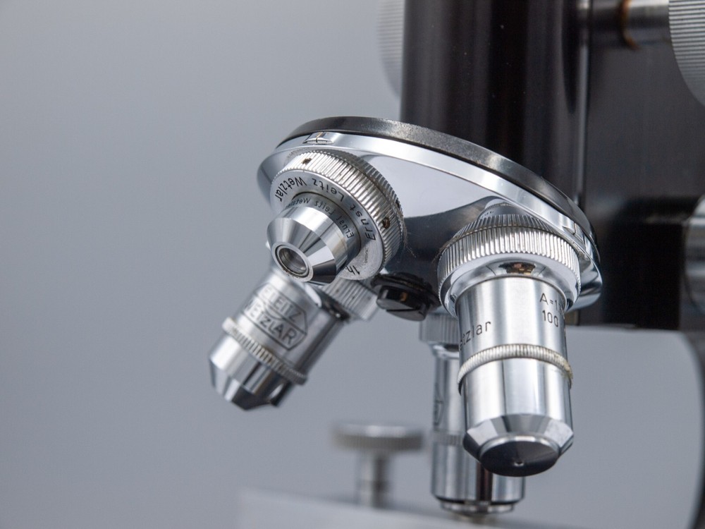 1945 - Ernst Leitz Wetzlar Compound Microscope w/ Case, 4 Objectives, Accs