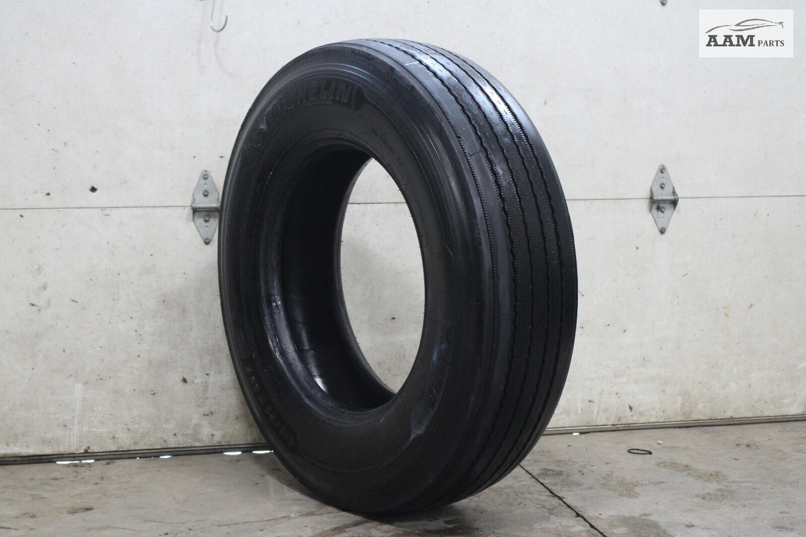 2018-2024 FREIGHTLINER CASCADIA WHEEL TIRE 275/80 R22.5 MICHELIN OEM