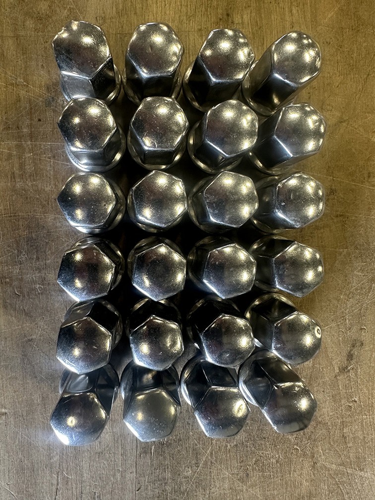 GM Chevy Silverado Factory Polished 14x1.5 Lug Nuts Set Of 24 BLEMISHED Takeoff