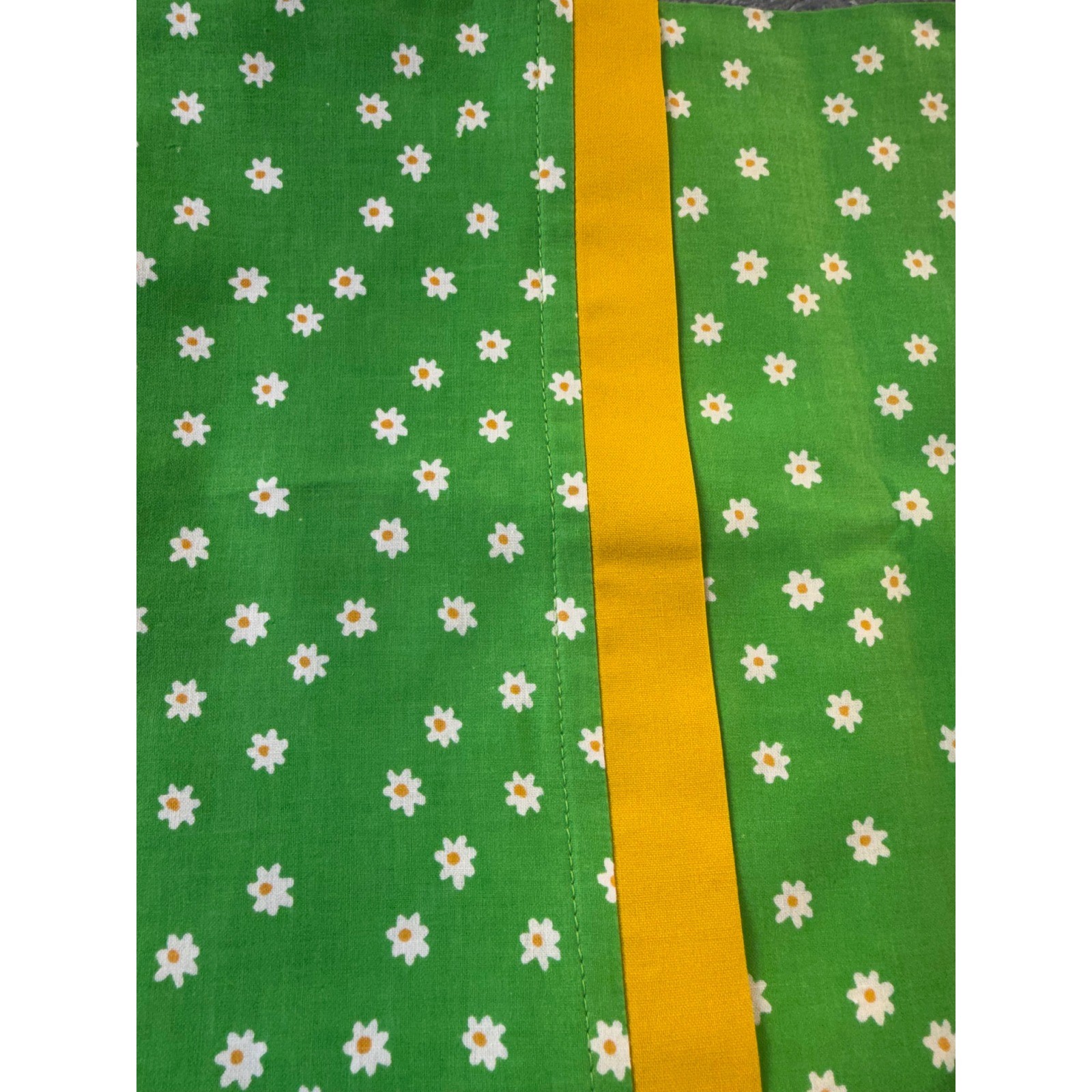 Vintage Set of 4 Handmade Pillow Cases Daisies Bright Green Floral MOD 60s 70s