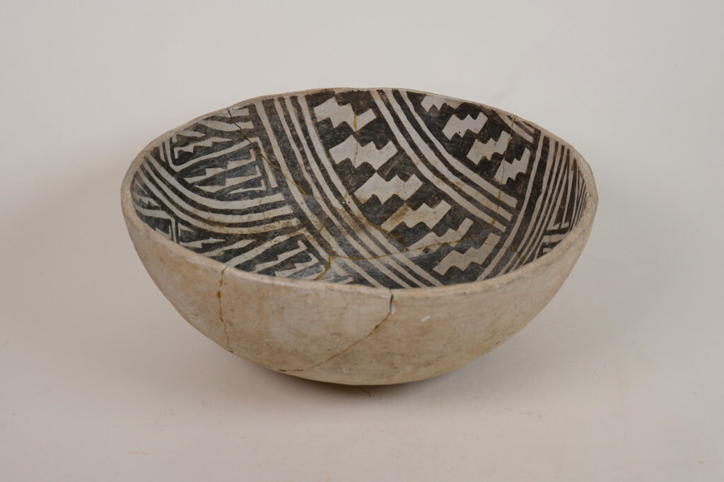 Prehistoric Anasazi Pottery Bowl / Black on White ca. 1100 AD 3.5" H x 8.5" D