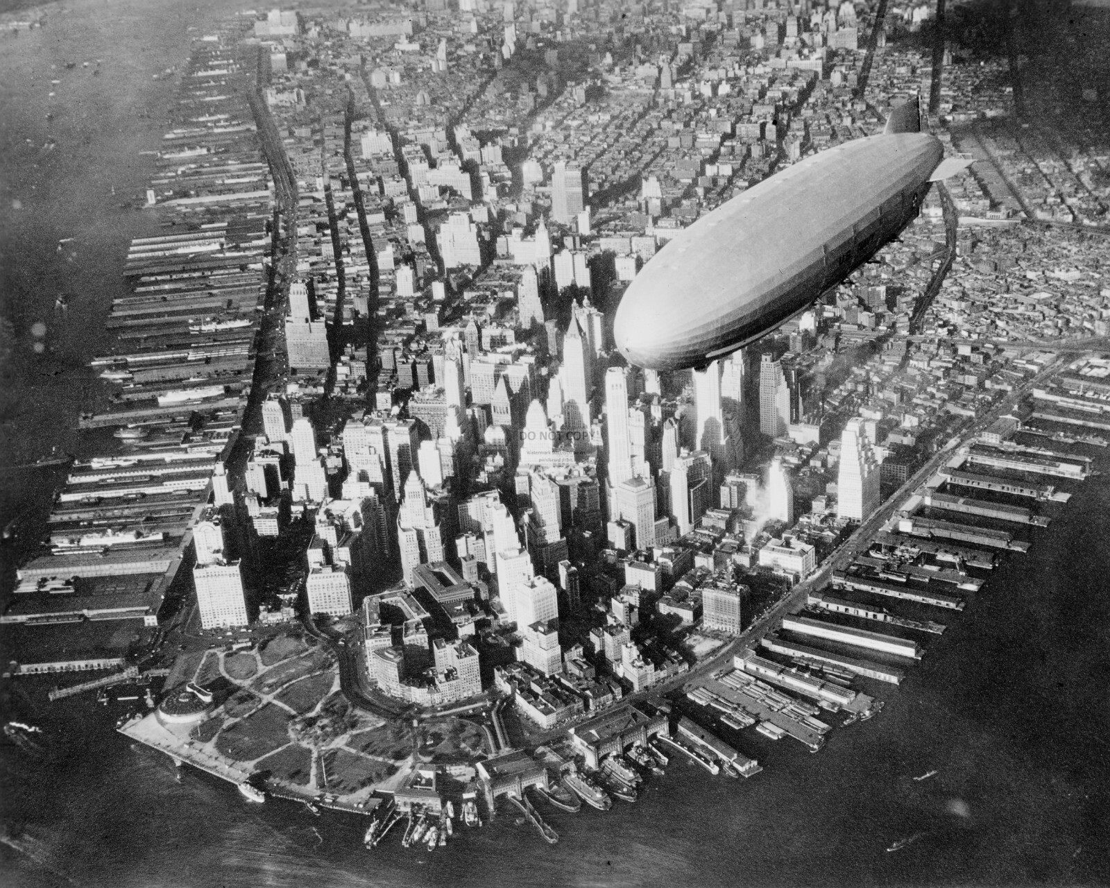US NAVY AIRSHIP USS AKRON FLIES OVER MANHATTAN CIRCA 1932 - 8X10 PHOTO (AB-416)
