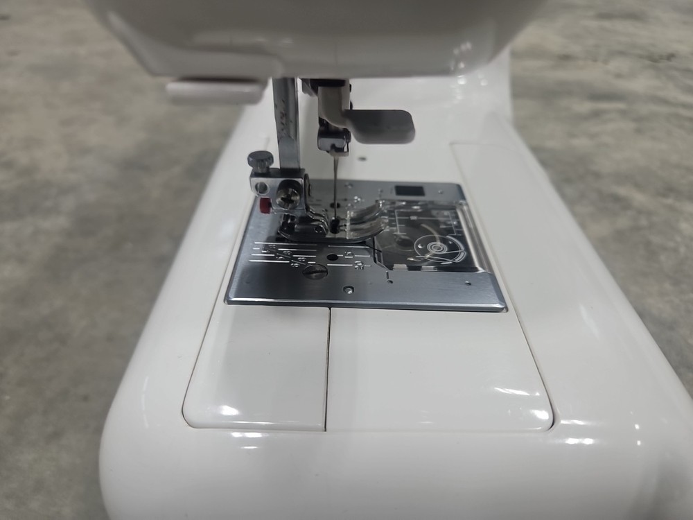 Janome Décor Computer DC3050 Computerized Sewing Machine