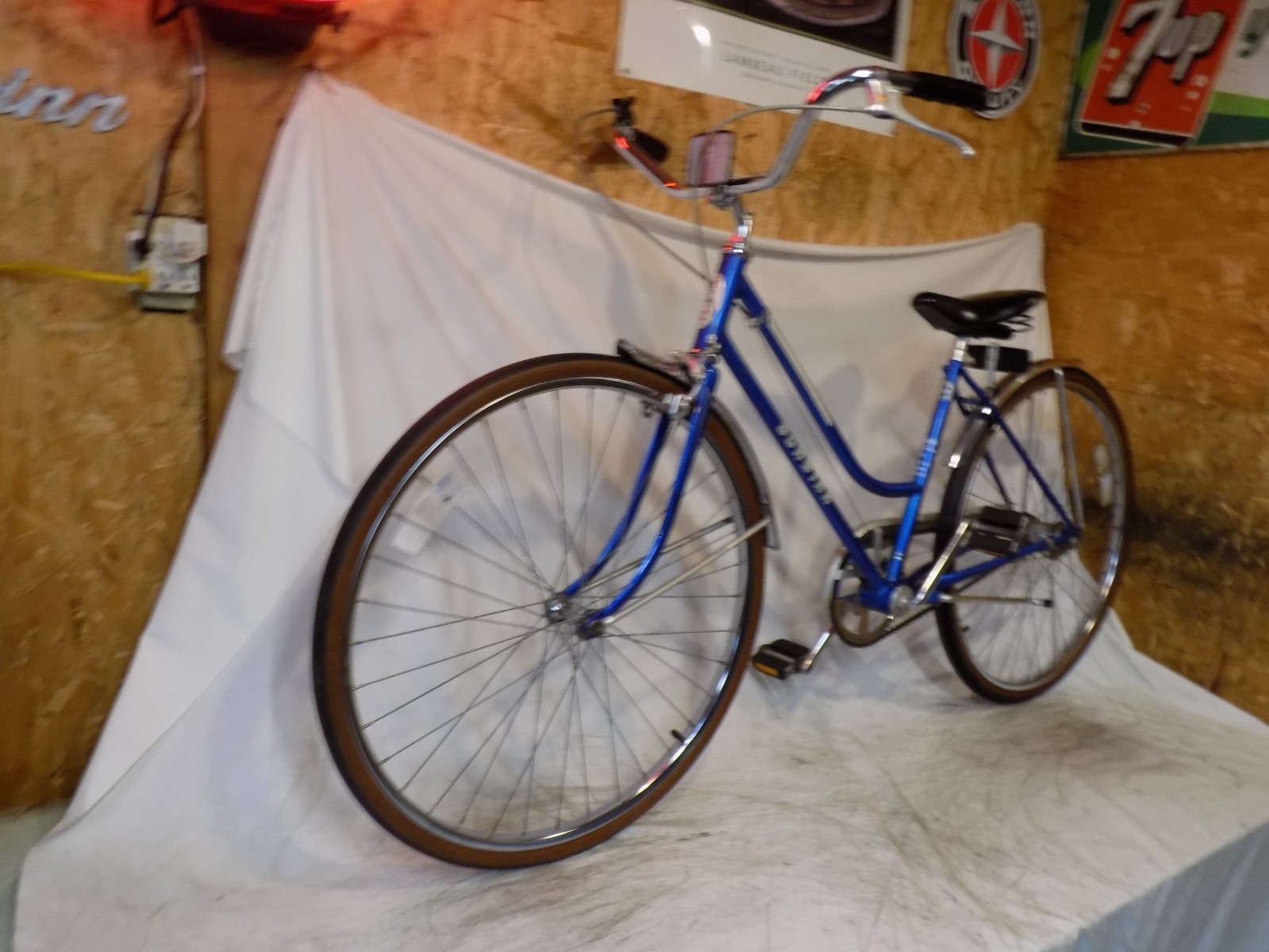 1980 SCHWINN COLLEGIATE LADIES 3-SPEED ROAD CRUISER BIKE BREEZE HOLLYWOOD RACER