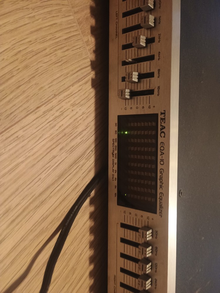 TEAC EQA-10 Graphic Equalizer turns on