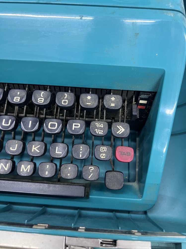 Teal Olivetti Studio 45 Elite Typewriter with Teal Case