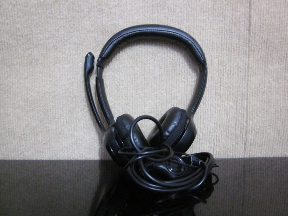 Logi Headphone Headset Wired USB Padded Ears Volume Control Chat Very Good A