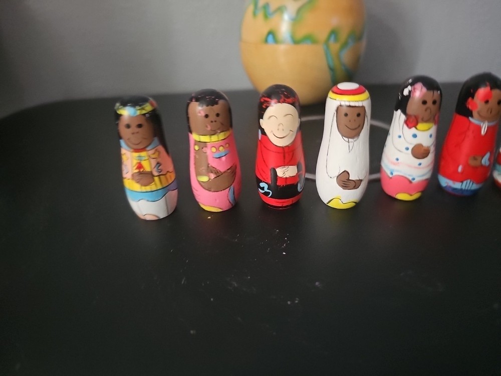 Vintage Wooden World Nesting Globe 8 Dolls Multicultural (SU101)