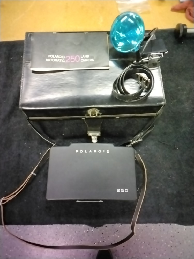 🔥 Vintage Polaroid Automatic 250 Land Camera With Case 🔥