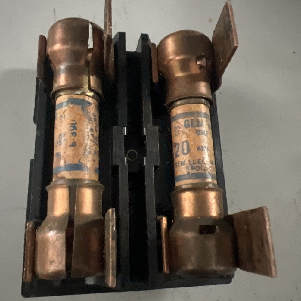 GENERAL SWITCH CORP 20 AMP FUSE PULL OUT HORIZONTAL SLOT
